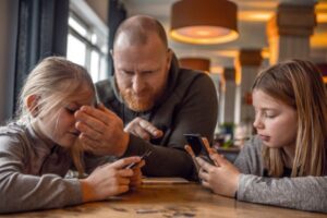 Healthy Screen Time Limits for Kids: A Parent’s Guide